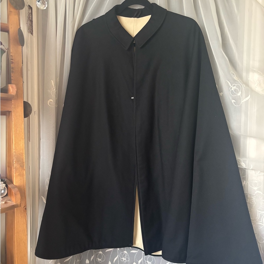 Women's Black vintage nurses Cape!